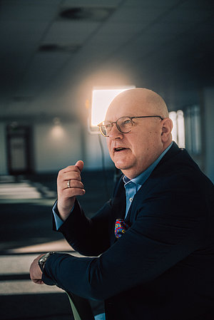 Foto: Jens Hennicke, Vorstandsvorsitzender - in einer Gesprächssituation