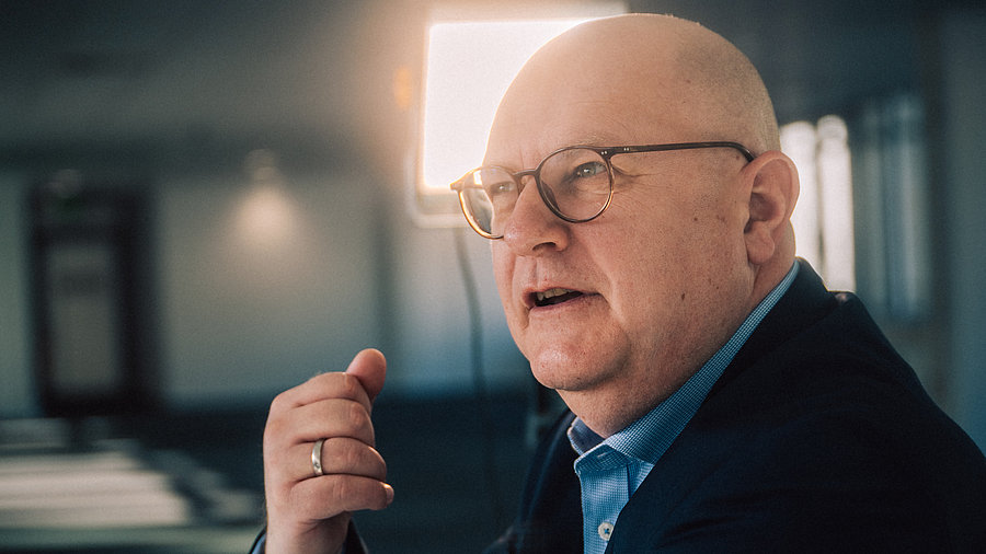 Foto: Jens Hennicke, Vorstandsvorsitzender - in einer Gesprächssituation