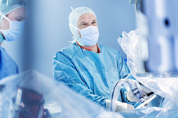 Foto: Arzt und Schwester im Operationssaal