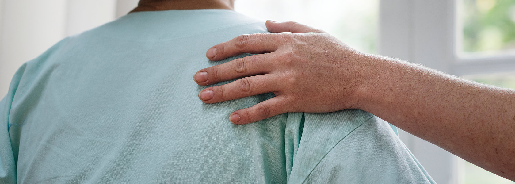 Foto: Hand auf Schulter einer Person