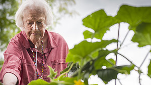 Bild: alte Frau mit Beatmungsschlauch im Garten