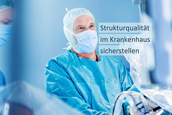 Die Ärztinnen und Ärzte im Medizinischen Dienst Sachsen-Anhalt helfen dabei, die Strukturqualität im Krankenhaus sicherzustellen. Das Bild zeigt daher einen Ausschnitt aus einem Operationssaal mit einem Mediziner in entsprechender Operationskleidung aus einem kräftig blauen Schutzkittel, einem hellblauen Mundschutz und einer blass-grünen OP-Haarhaube. Das Bild steht für den Beitrag, den die Ärztinnen und Ärzte im Medizinischen Dienst Sachsen-Anhalt unter anderem für eine gute Versorgung der Menschen im Krankenhaus leisten.