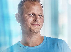 Bild eines Pflegegutachters mittleren Alters, der freundlich l&auml;chelt