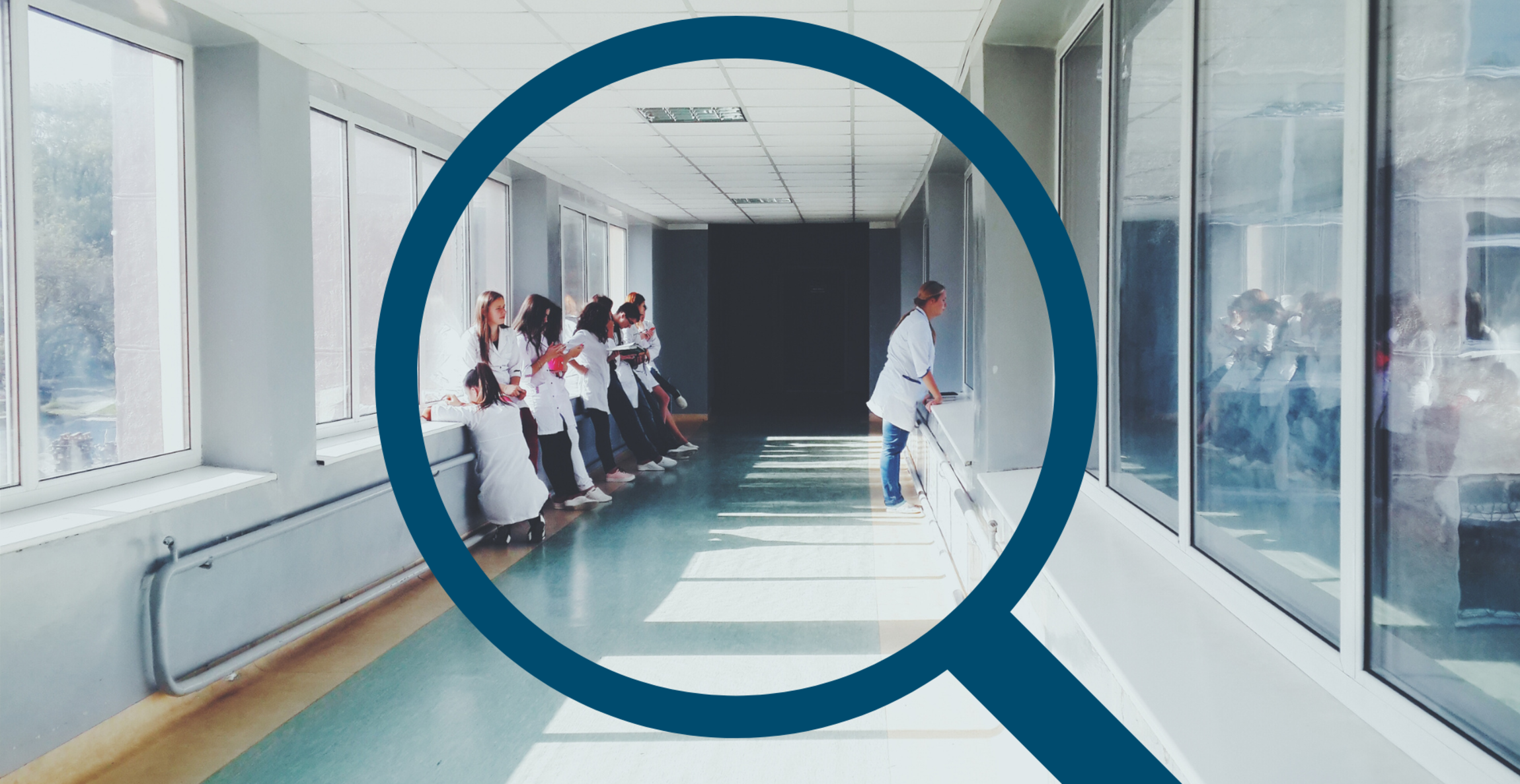 Foto: Krankenhausflur mit jungem Personal, das wartet