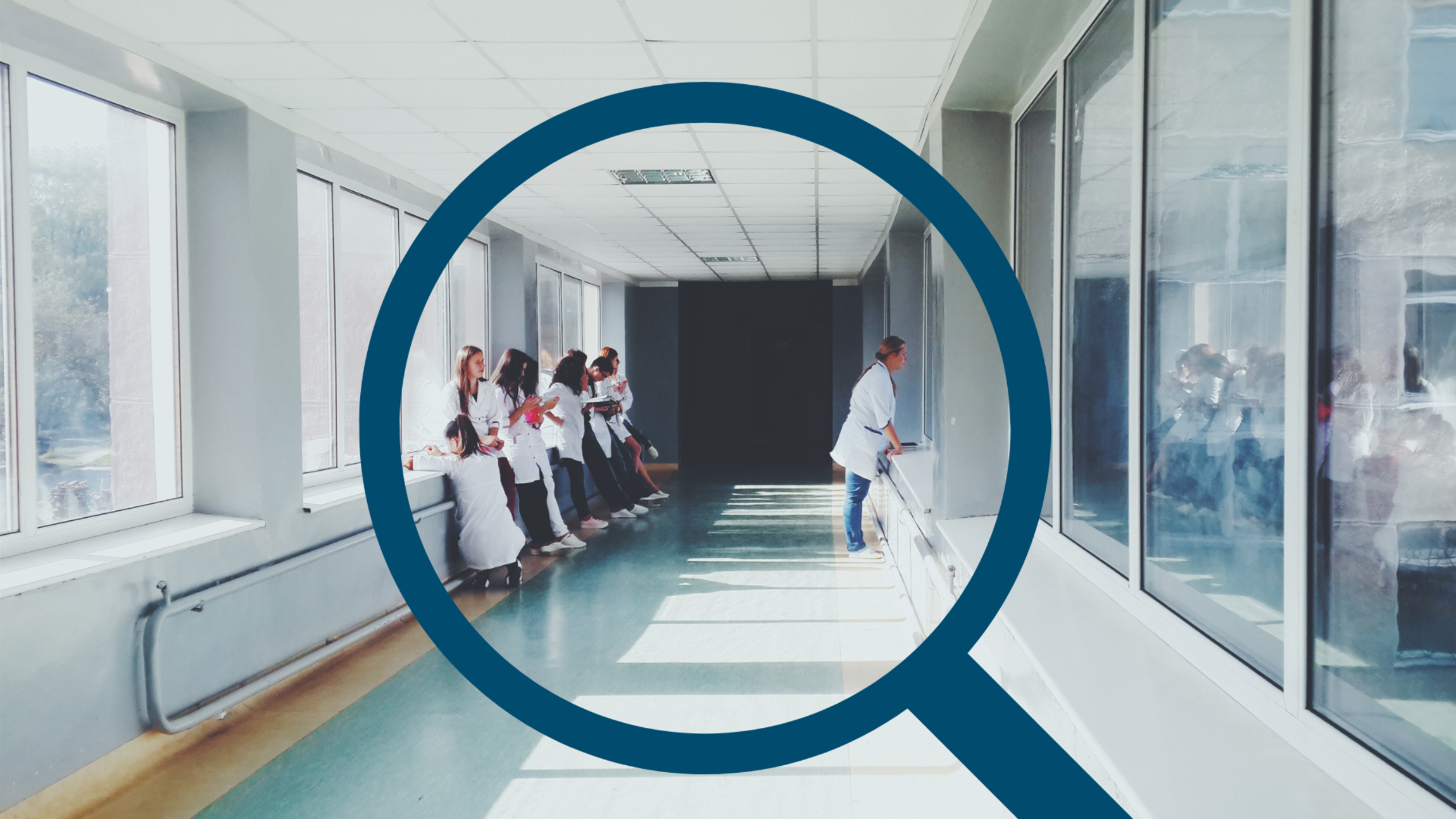 Foto: Krankenhausflur mit jungem Personal, das wartet