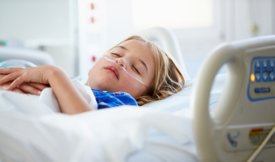 Bild: Ein schlafendes Kind liegt in einem Krankenhausbett. An der Nase liegt ein Sauerstoffschlauch an.