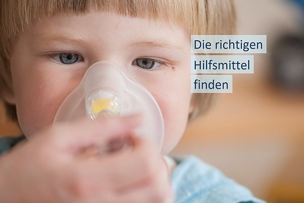 Zu sehen ist ein kleiner Junge, dem eine Beatmungsmaske über Nase und Mund gehalten wird. Neben dem Gesicht des Kindes ist zu lesen: "Die richtigen Hilfsmittel finden". Die Ärztinnen und Ärzte des Medizinischen Dienstes Sachsen-Anhalt unterstützen die Menschen unter anderem in diesem wichtigen Punkt.