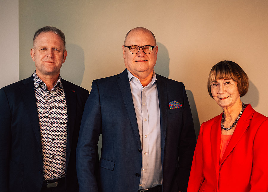 Foto: v. l. n. r.: Helge Lewerenz (Verwaltungsrat), Jens Hennicke (Vorstandsvorsitzender) und Traudel Gemmer (Verwaltungsrat)