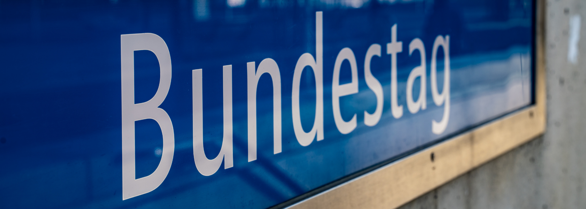 Foto: Schild  mit der Aufschrift Bundestag