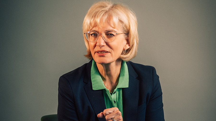 Bild: Porträt Dr. med. Anke Lasserre, Leitende Ärztin - eine blonde, schlanke, gestandene Frau mit Brille