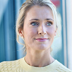 Bild einer jungen blonden ärztlichen Gutachterin
