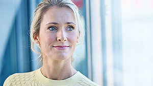 Bild einer jungen blonden ärztlichen Gutachterin