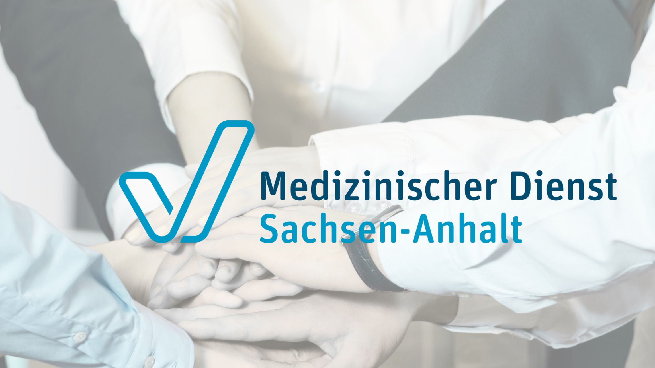 Foto: mehrere Menschen legen ihre Hände aufeinander, davor das Logo des Medizinischen Dienstes Sachsen-Anhalt