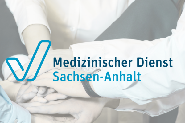 Foto: mehrere Menschen legen ihre Hände aufeinander, davor das Logo des Medizinischen Dienstes Sachsen-Anhalt