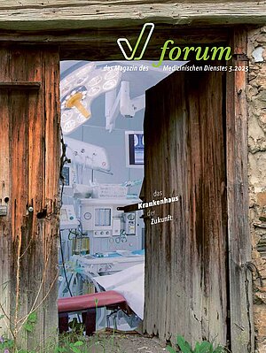 Titelseite des Magazins forum 3/2023: Blick von Außen in eine rustikale Hütte mit schwerer Holztür. Darin der moderne Operationssaal eines Krankenhauses. Überschrift: das Krankenhaus der Zukunft